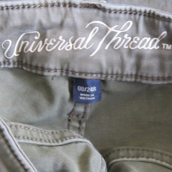 Univeral Thread Green High Rise Skinny Crop Mid Length Shorts Size 00/24R (C370) - Picture 6 of 8